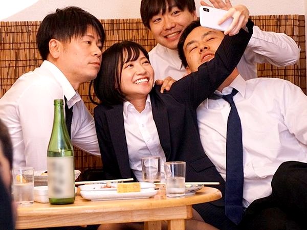 【NTR】スレンダーOLが不倫で顔射